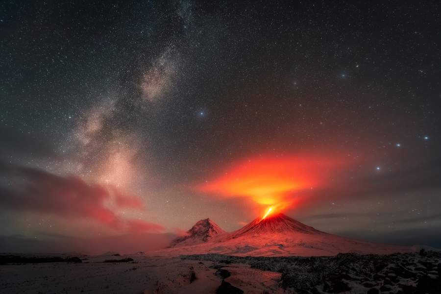 «Пламя земли» Автор: Агарков Антон Борисович Конкурс и номинация:2024 / Самые красивые обои для рабочего стола Регион съёмки: Камчатский край Место съемки: Камчатский край, район сейсмостанции Апахончич Описание: Ключевская сопка на Камчатке - беспокойный вулкан, который извергается раз в 2-3 года. Извержение 2020 года не было уникальным, но это не сделало его менее эффектным