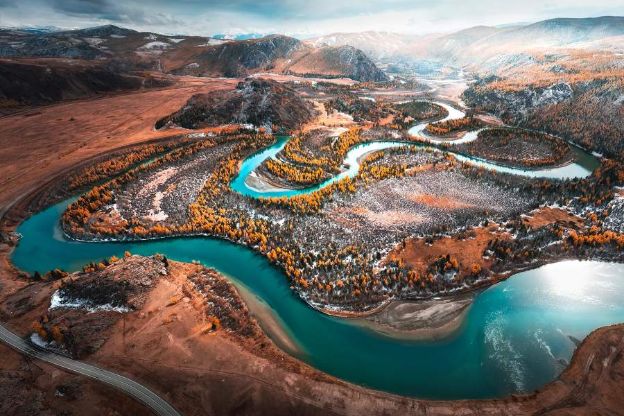 Чуйские меандры Автор: Гаврилова Ольга Вячеславовна Конкурс и номинация:2022 / Россия с высоты птичьего полета Регион съёмки: Республика Алтай (Горный Алтай) Место съемки: Улаганский район, Чуйский тракт Описание: Вид на реку Чуя и Чуйский тракт с высоты 400 м. Горный Алтай, сентябрь 2021
