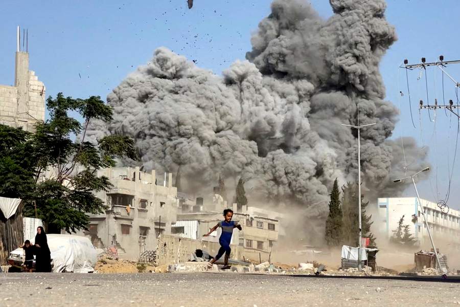 Серия израильских ударов по школе, где укрывались перемещенные лица в лагере беженцев Бурейдж, Сектор Газа, Палестина