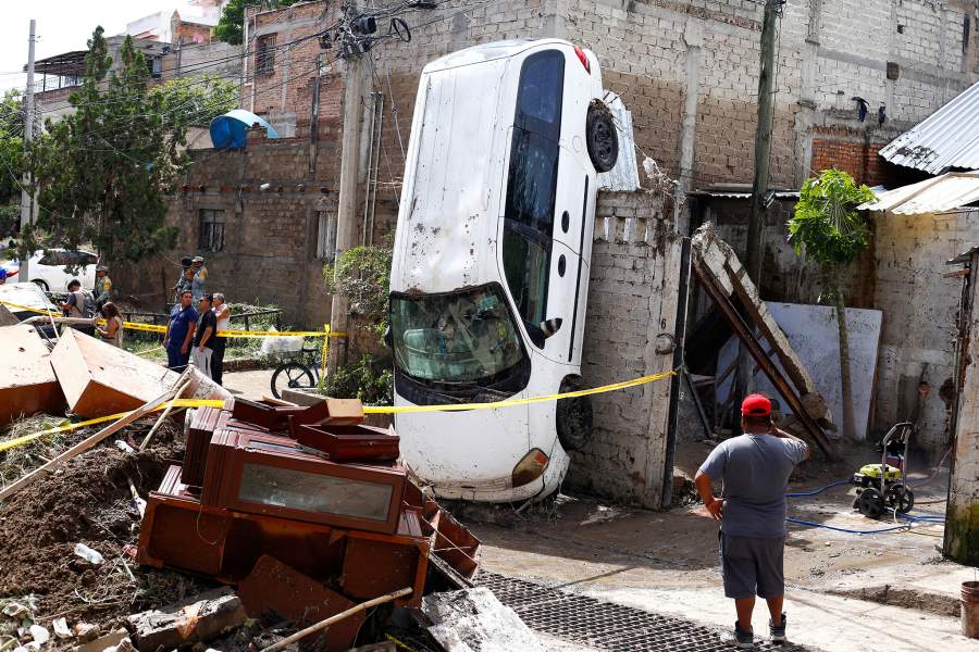 Последствия наводнения, вызванного сильными дождями, Сапопан, Мексика 