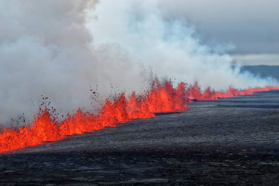 Извержение вулкана на полуострове Рейкьянес в Исландии