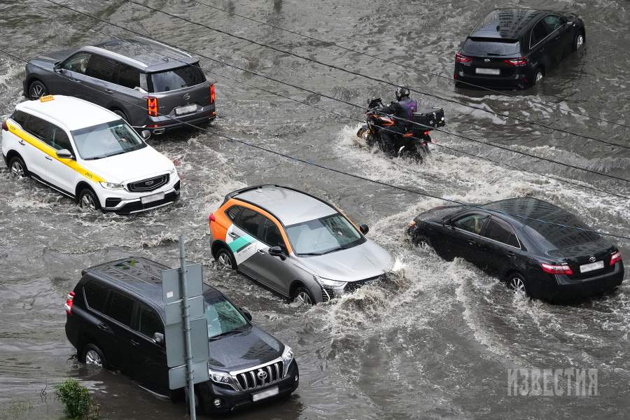 Автомобили на затопленной дождем улице в районе Павшинской поймы