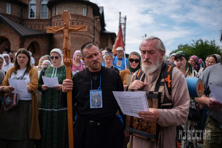 Совместное песнопение стихов, написанных в честь преподобного Сергия Радонежского на территории церкви преподобного Сергия Радонежского в поселке Зеленоградском