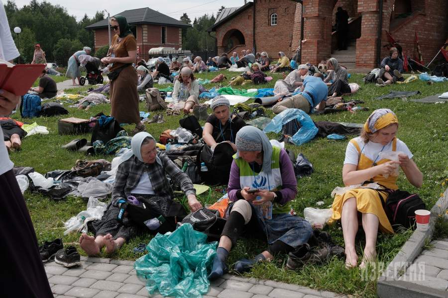 Место отдыха, приема пищи и ночевки участников крестного хода на территории церкви преподобного Сергия Радонежского в поселке Зеленоградском
