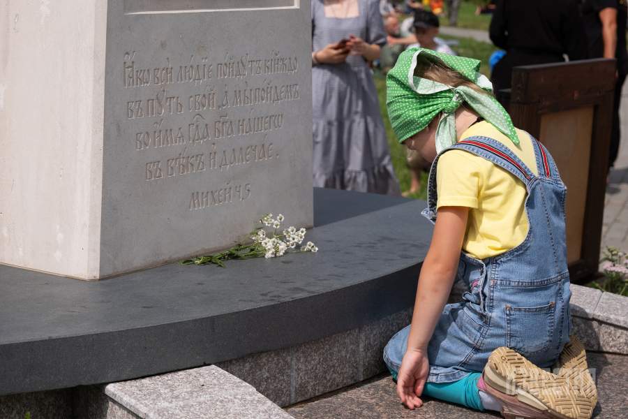 Участники крестного хода молятся у креста Сергию Радонежскому на территории церкви преподобного Сергия Радонежского в поселке Зеленоградском