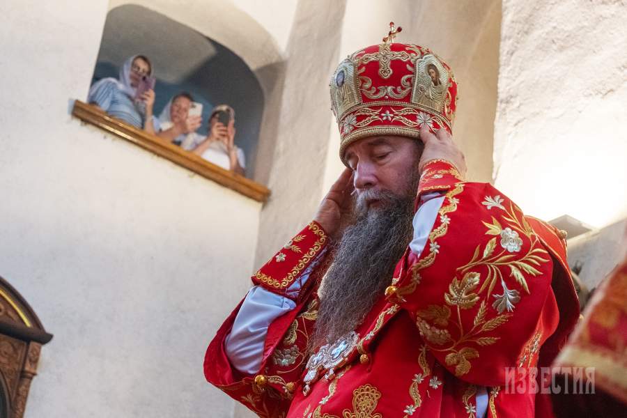 Епископ Сергиево-Посадский и Дмитровский Кирилл проводит службу в храме Благовещения