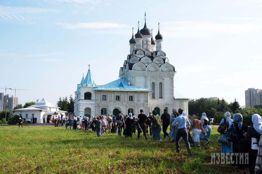 Первый храм на пути крестного хода - храм Благовещения (Адрес: Мытищи, ул. Центральная, 1).