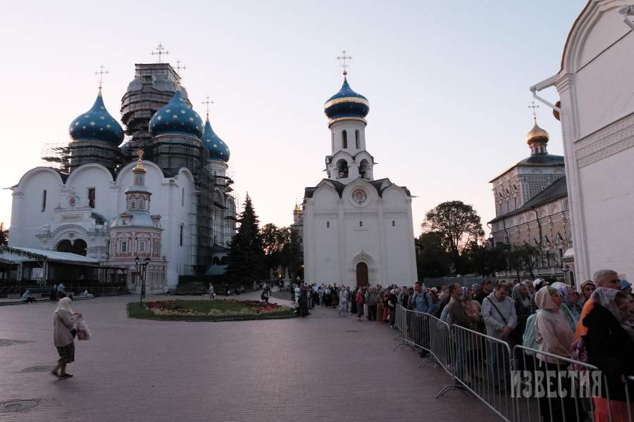 Очередь к открытой для паломников раке с мощами преподобного Сергия Радонежского в Троице-Сергиевой лавре в праздник Обретения мощей преподобного Сергия Радонежского..