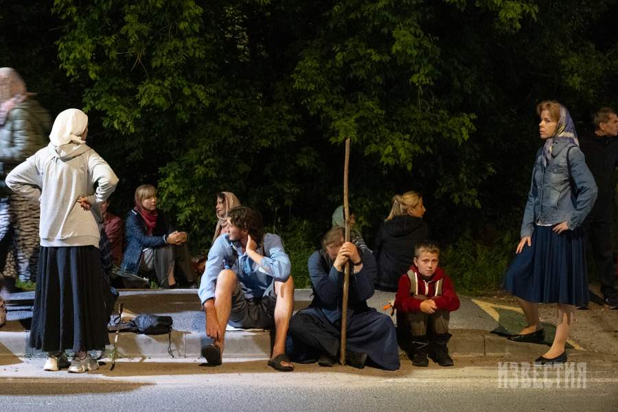 Отдых участников. Ночной переход (с 23:00 до 03:00) от Хотьково до лавры. От 1,5 тыс. до 2 тыс. участников насчитывалось на данном завершающем этапе КХ