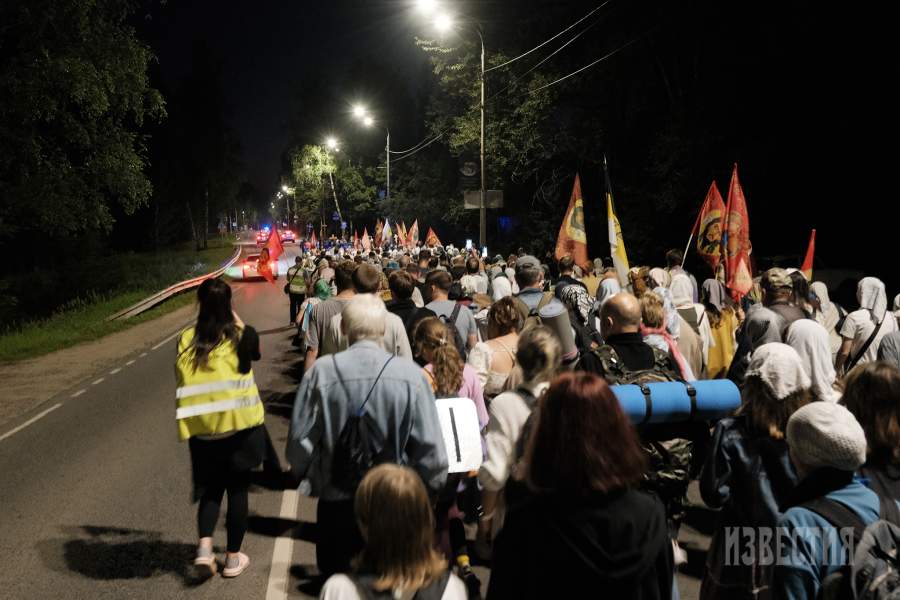 С 23:00 до 03:00 колонна идет при свете фонарей, приближаясь к главной цели