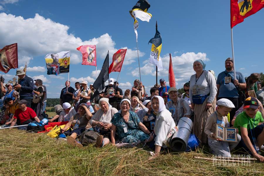 Подготовка к традиционному групповому фото участников крестного хода на поле с видом на Мураново