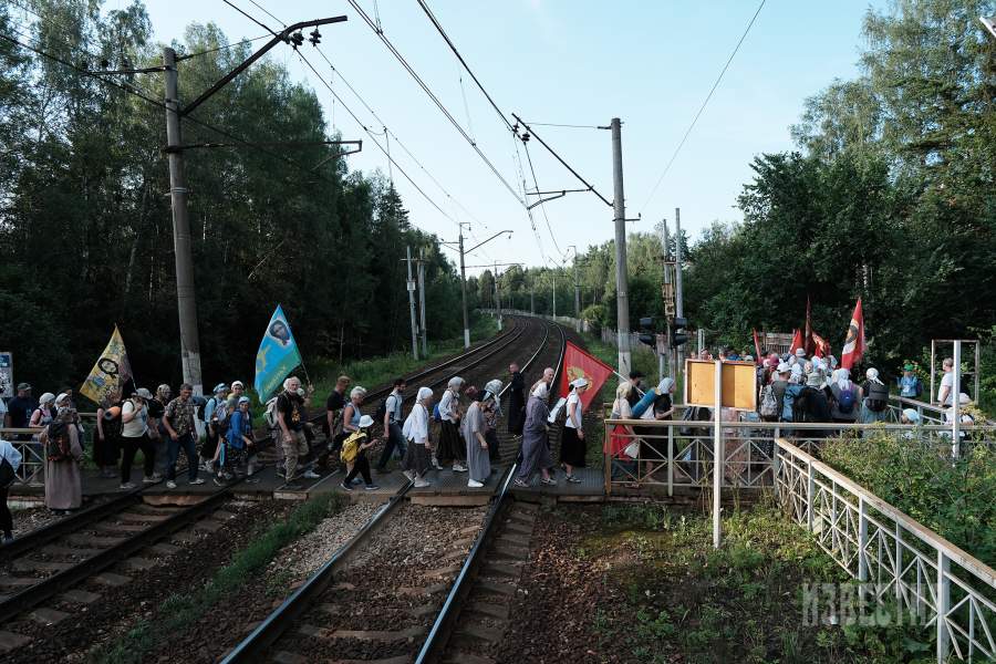 Переход организованной колонны крестного хода через железнодорожные пути в районе станции Абрамцево. Тропы паломников выстраиваются таким образом, чтобы желающие сойти с маршрута, могли легко добраться до станции электричек или остановок автобусных маршрутов