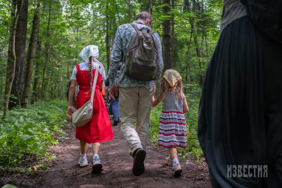 Дети, участвующие в крестном ходе наравне со взрослыми