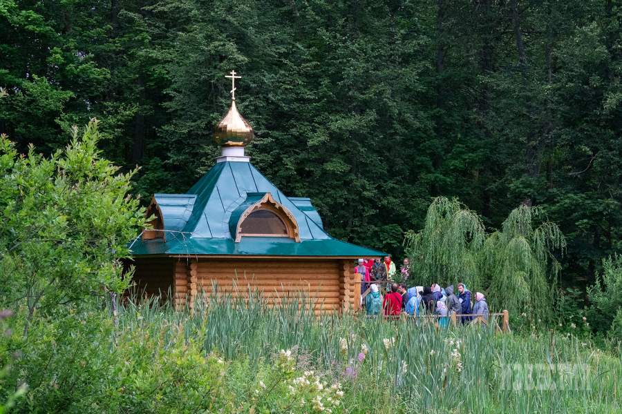 Молебен у часовни, поставленной у святого источника, освященного в честь преподобного Сергия Радонежского и Серафима Саровского недалеко от Софрино-1