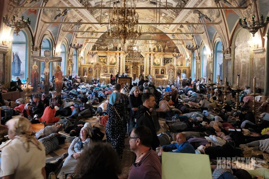 Отдых участников крестного хода в трапезном храме лавры перед утренней службой по завершению крестного хода