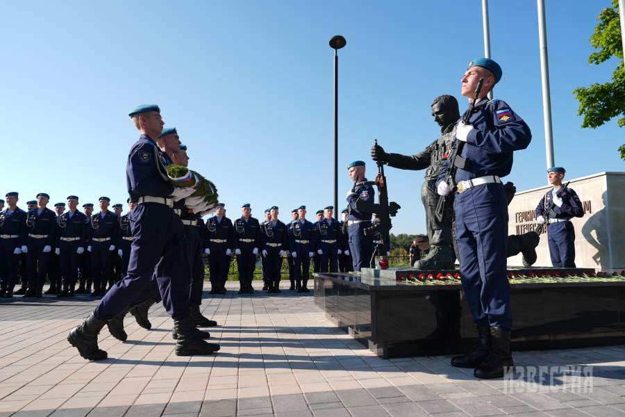 Возлагание цветов в Мемориальном комплексе защитникам Отечества