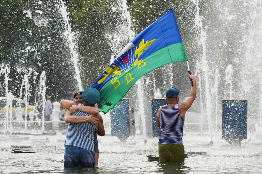 Купания в фонтане c флагом