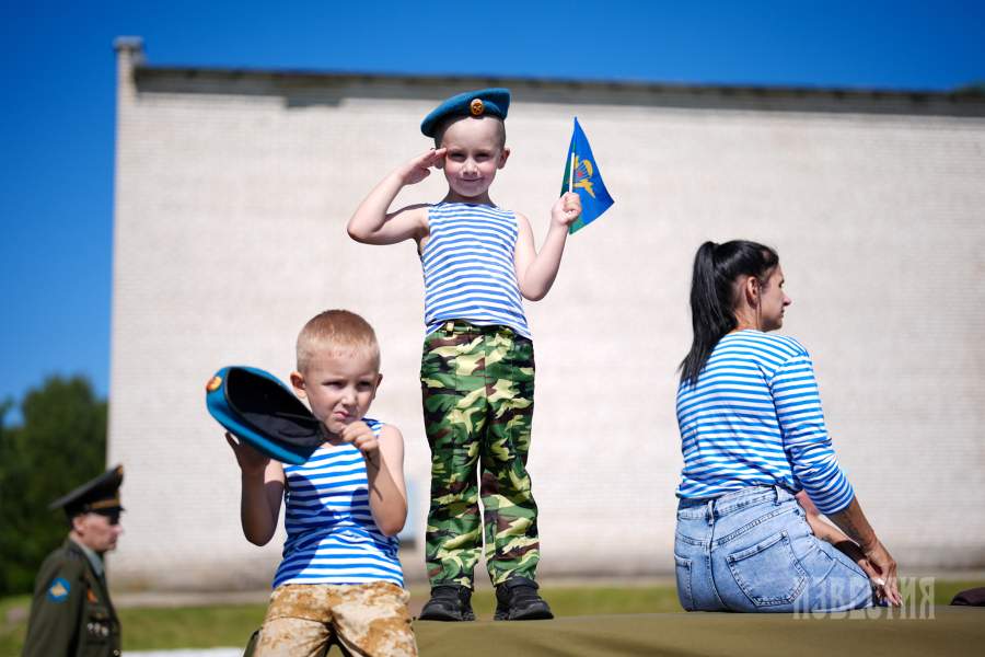 Дети в форме ВДВ