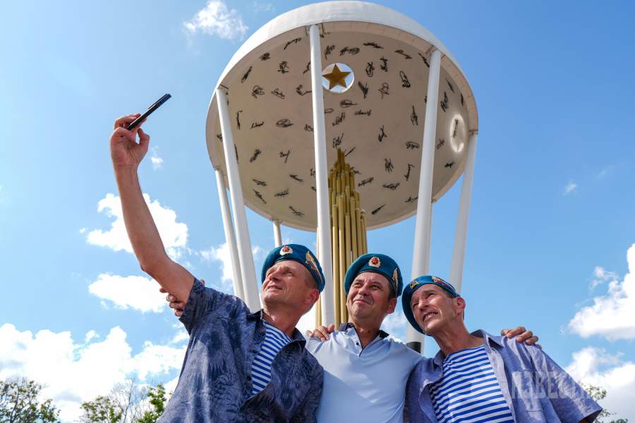 Сергей Лебедев(крайний слева)