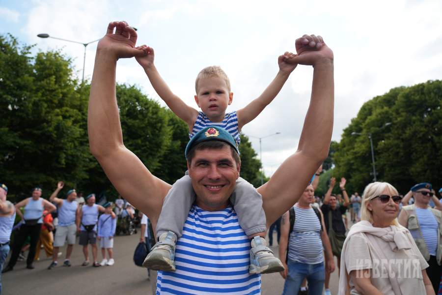 Празднование дня ВДВ в Москве в Парке Горького