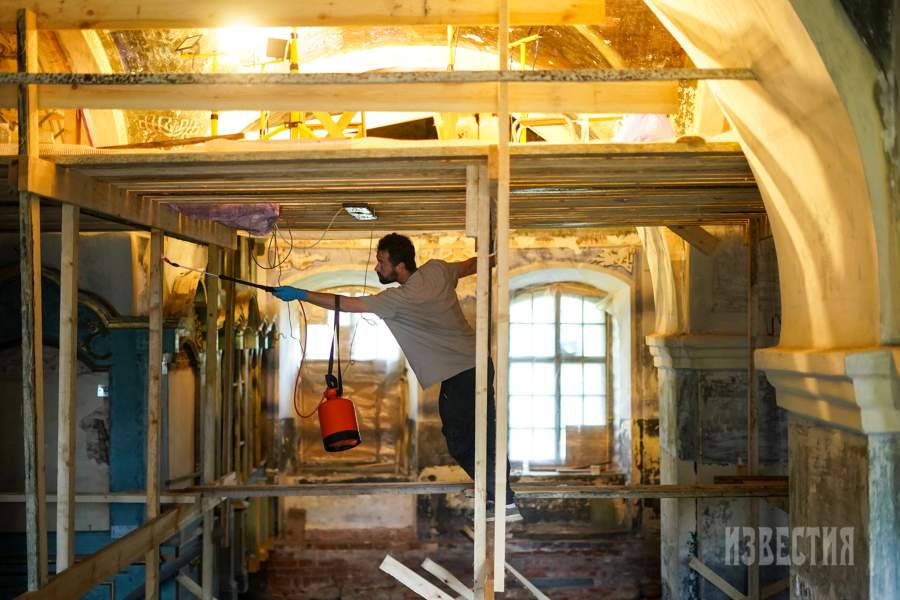 Куратор практики — реставратор Александр Петров, обработка антисептиком против плесени на лесах