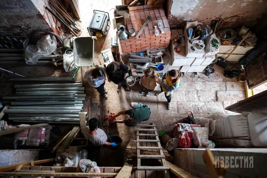 Десять студентов кафедры реставрации монументально-декоративной живописи РГХПУ им. С.Г. Строганова будут работать под руководством куратора практики — реставратора Александра Петрова. Их задача: продолжить раскрытие и укрепление росписей в четверике Преображенского храма