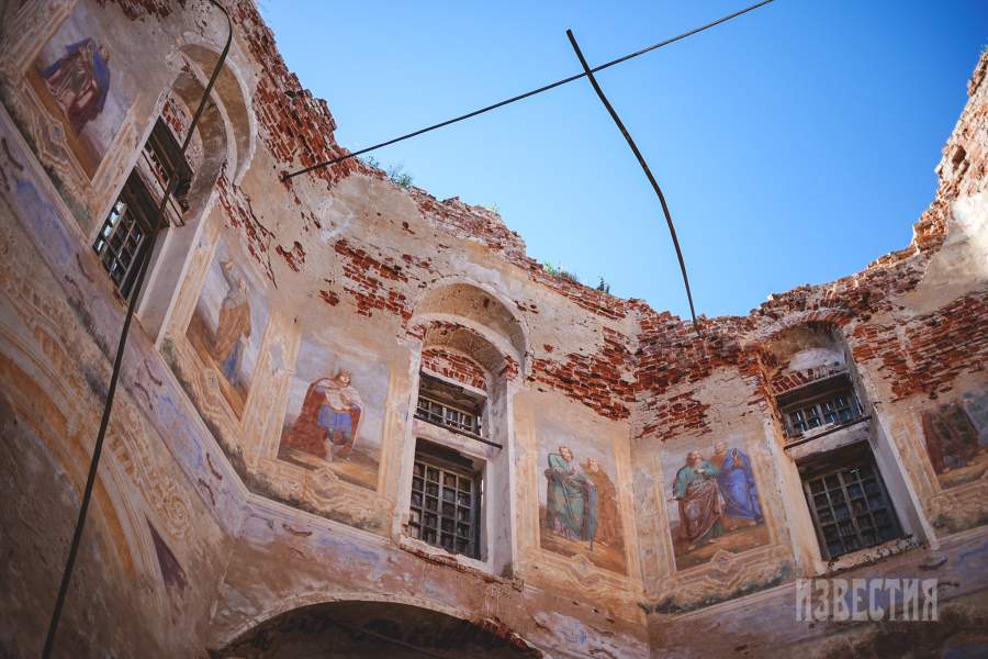 Хабоцкое. Рождественская церковь Каменная церковь Рождества Христова была построена в 1824 году в переходных формах раннего и зрелого классицизма и расписана в 1850-60-е гг