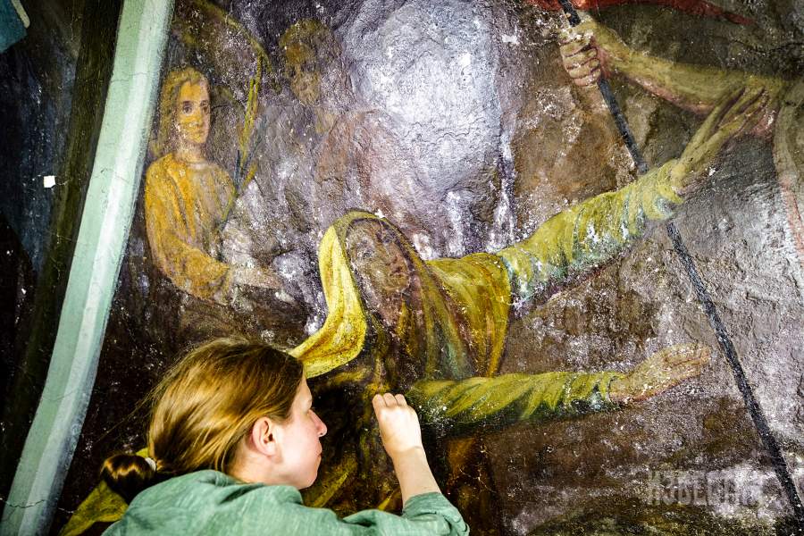 Десять студентов кафедры реставрации монументально-декоративной живописи РГХПУ им. С.Г. Строганова будут работать под руководством куратора практики — реставратора Александра Петрова. Их задача: продолжить раскрытие и укрепление росписей в четверике Преображенского храма 