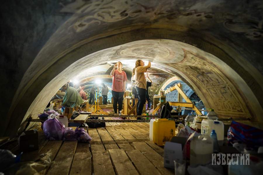 Десять студентов кафедры реставрации монументально-декоративной живописи РГХПУ им. С.Г. Строганова будут работать под руководством куратора практики — реставратора Александра Петрова. Их задача: продолжить раскрытие и укрепление росписей в четверике  Преображенского храма 