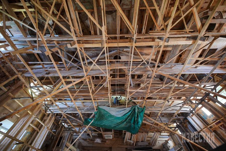 Многоярусный иконостас 