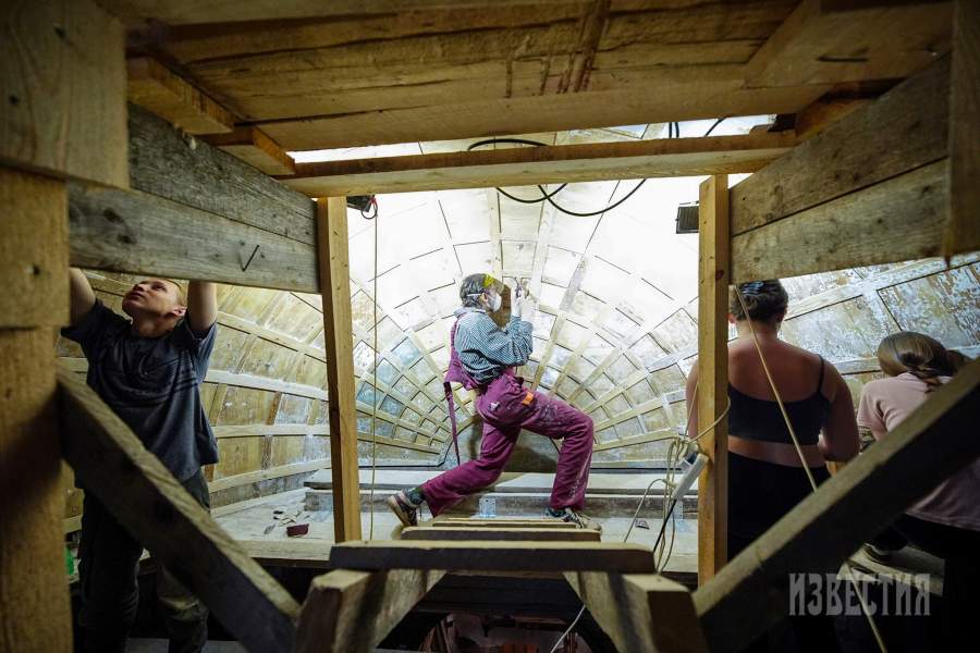 Ребята из Абрамцевского художественно-промышленного колледжа имени В.М. Васнецова подготавливают иконостас к покраске. Особый труд — собрать воедино упавший из-за мародерства деревянный иконостас — многоярусный, в стиле ампир и также очень тонкой работы. «Здесь такое ощущение, что иконостас сделан из лиственницы. Когда его делали, это были корабельные мастера — он конечно, технически, очень высокого уровня и грамотно был сделан», — считает реставратор Сергей Лесников