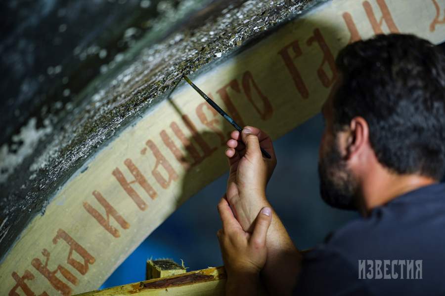 Студенты строгановки, раскрытие и укрепление росписей в четверике Преображенского храма 