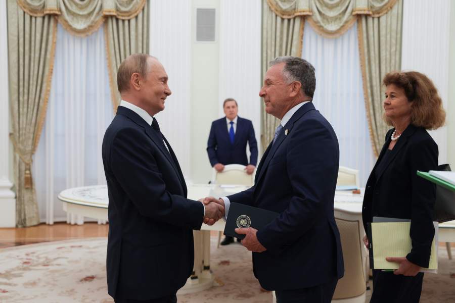 Президент РФ Владимир Путин и спецпосланник президента США Дональда Трампа по Ближнему Востоку Стивен Уиткофф во время встречи