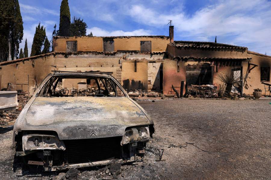 Один человек погиб, тысячи эвакуированы из-за пожаров во Франции