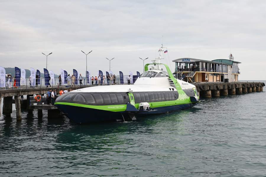 Пассажирское судно на подводных крыльях «Комета 120М» в Сухумском морском порту. Новый маршрут станет удобной альтернативой для туристов и местных жителей, значительно сократив время в пути между двумя курортными городами