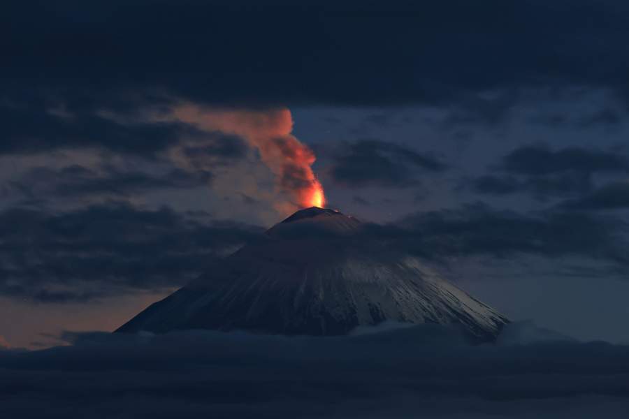 Извержение вулкана Ключевской на Камчатке. Вылет раскаленных фрагментов достигает 500 м над кромкой кратера, высота пепловой колонны — около 8 км над уровнем моря