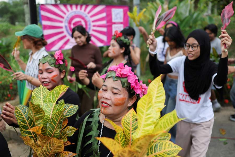 В Малайзии женщины-аборигены спасают популяцию гиббонов