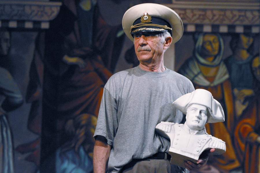 Актер Иван Краско в сцене из спектакля «Вальс энтузиастов» в постановке Сергея Каргина в Театре им. В.Ф. Комиссаржевской. Семен Лиходеев/ТАСС