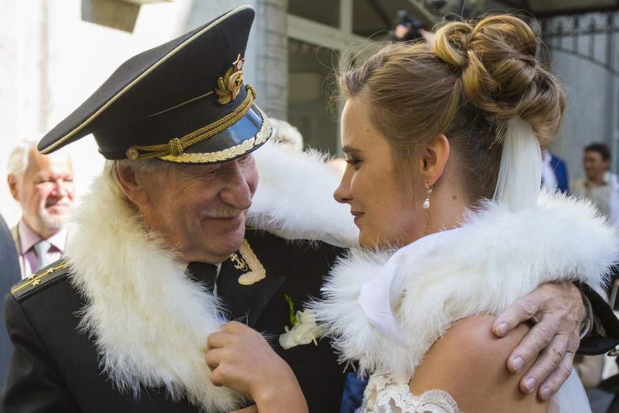 Актер Иван Краско и его бывшая студентка Наталья Шевель после церемонии бракосочетания в Адмиралтейском ЗАГСе