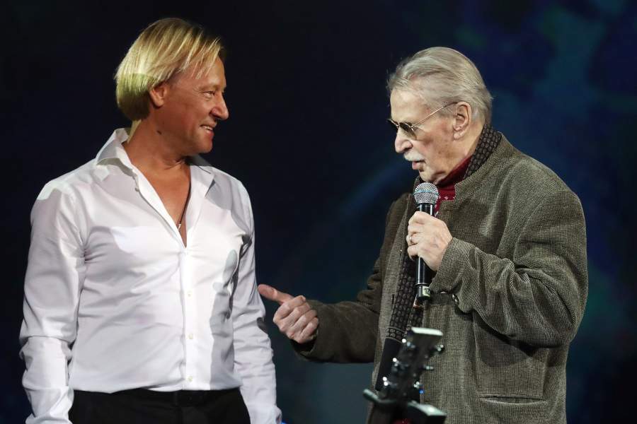 Актеры Дмитрий Харатьян и Иван Краско (слева направо) на концерте "Дороги любви", посвященном 60-летию Дмитрия Харатьяна, в БКЗ "Октябрьский"