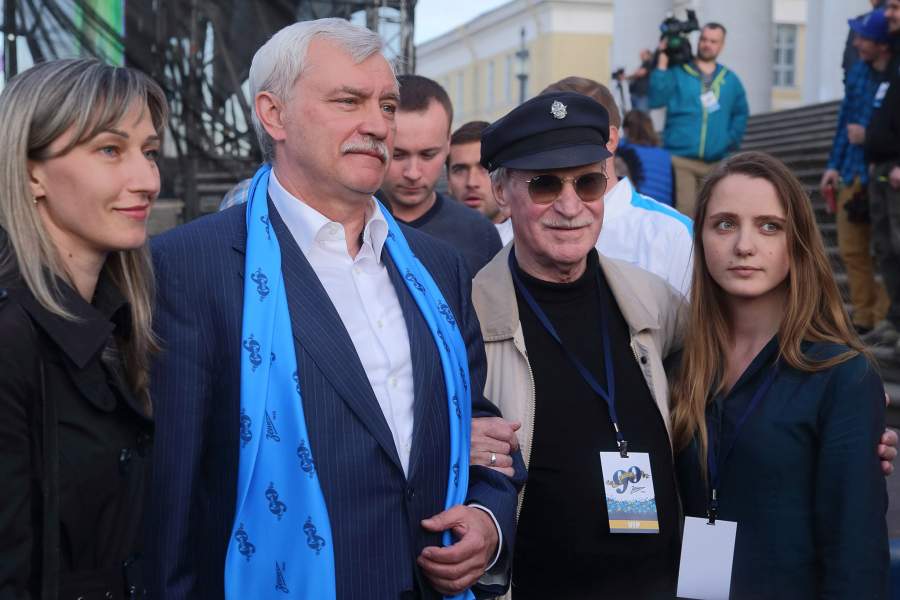 Губернатор Санкт-Петербурга Георгий Полтавченко и актер Иван Краско (слева направо) на праздновании юбилея ФК "Зенит" на Стрелке Васильевского острова