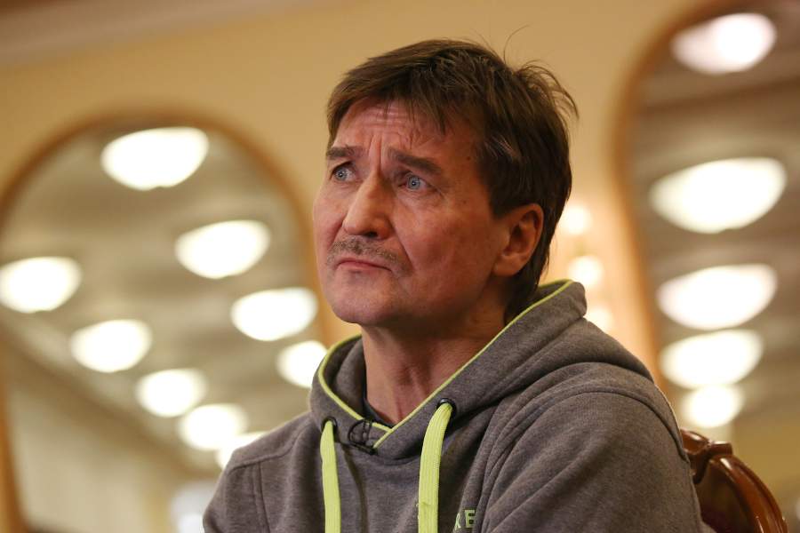 Режиссер Юрий Бутусов перед началом своего спектакля «Барабаны в ночи» по пьесе Бертольда Брехта в Московском драматическом театре имени А.С. Пушкина