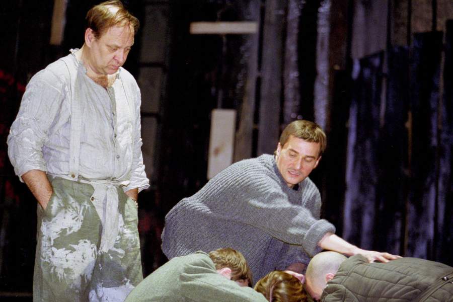  Юрий Бутусов на сцене театра имени Ленсовета заканчивает репетиции спектакля