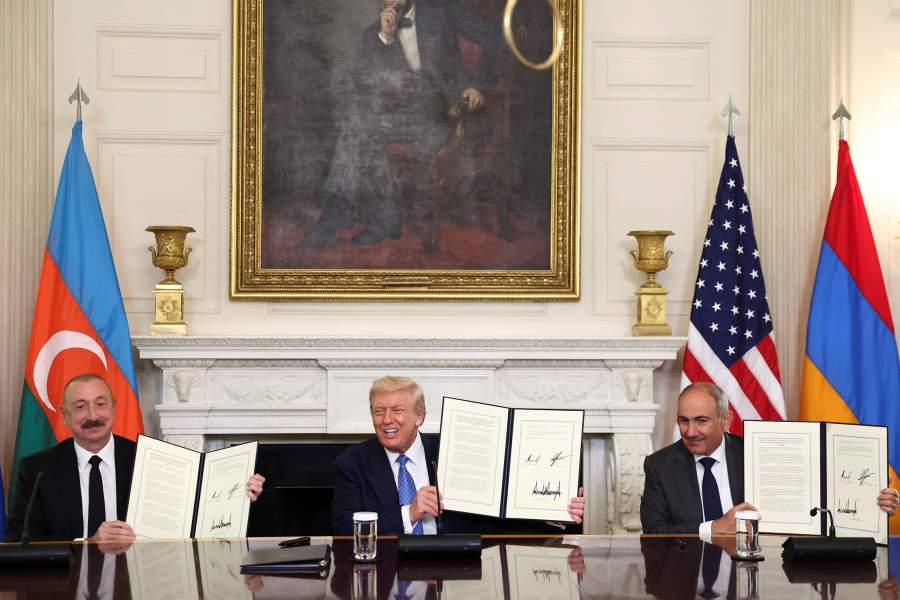 Президент США Дональд Трамп, президент Азербайджана Ильхам Алиев и премьер-министр Армении Никол Пашинян во время трехсторонней церемонии подписания в Белом доме в Вашингтоне