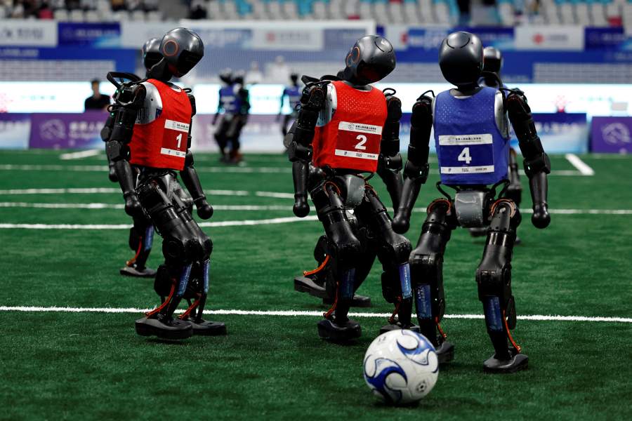 Вечером 14 августа 2025 года в Пекине на Национальной овальной ледовой арене стартовали World Humanoid Robot Games