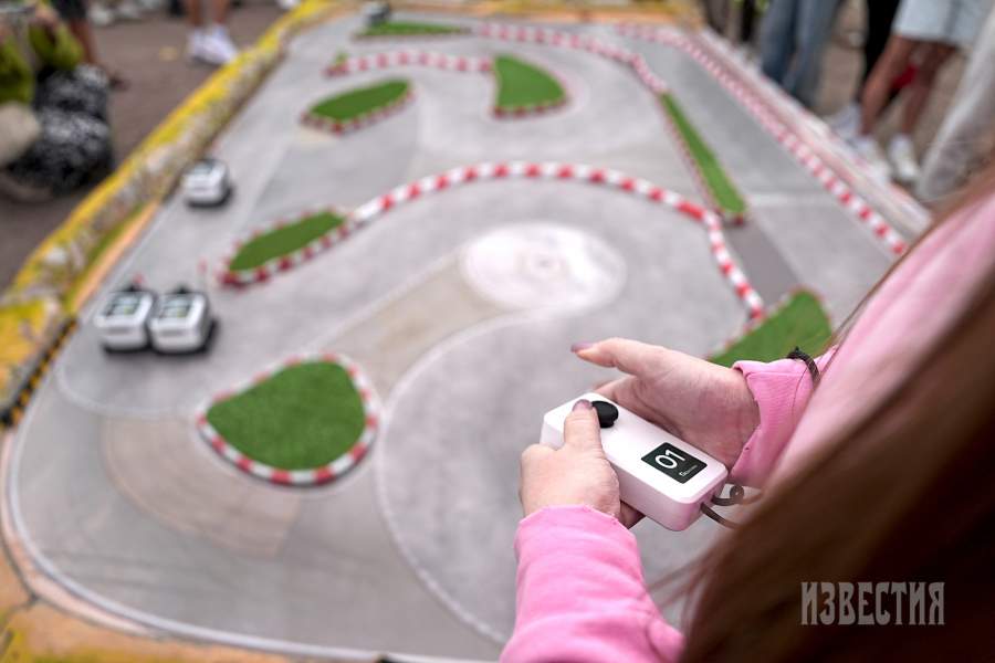 Гонки роверjd-доставщиков Х5 Digital на «ИТ-пикнике» в музее-заповеднике «Коломенское»