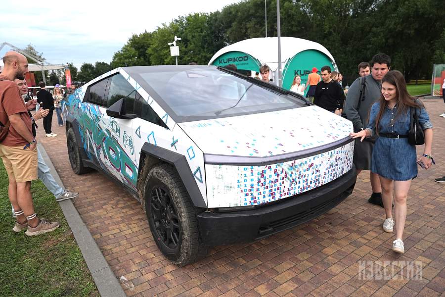  Посетители рассматривают автомобильTesla Cybertruck на «ИТ-Пикнике» в музее-заповеднике «Коломенское»