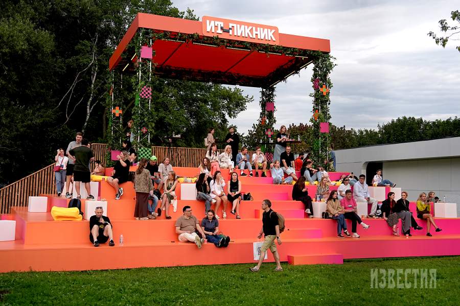 Посетители во время выступления на «ИТ-пикнике» в музее-заповеднике «Коломенское»