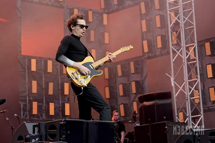 Группа ZOLOTO во время выступления на «ИТ-пикнике» в музее-заповеднике «Коломенское»