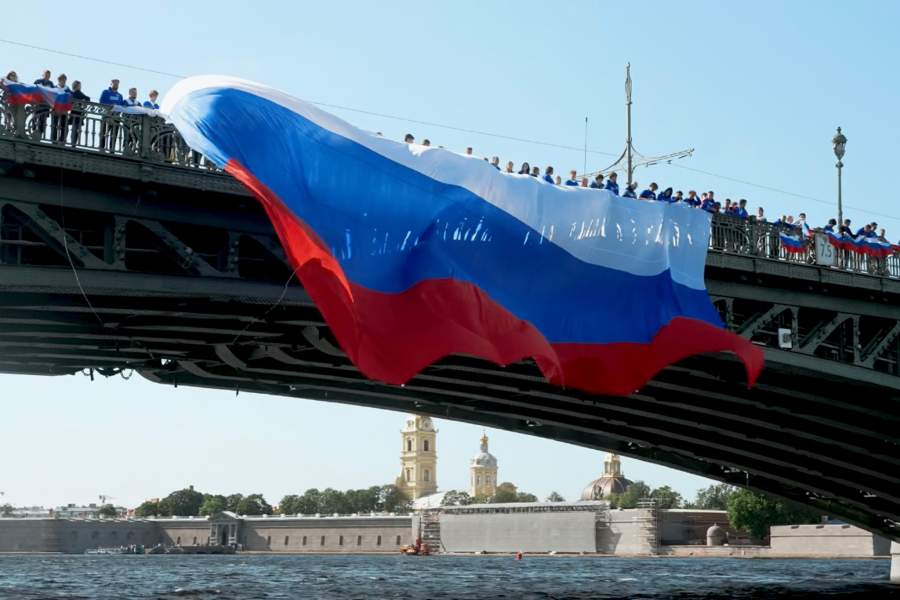 День флага. 200-метровый флаг России на Троицком мосту. «Молодая Гвардия», «Волонтерская Рота» и «Команда Губернатора» развернули 200-метровый флаг России на Троицком мосту